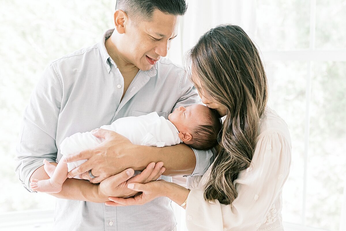 in-home-lifestyle-session-charleston-newborn-photographer-caitlyn-motycka-photography_0013