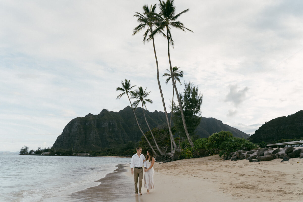 Een wide shot van een engagement shoot op een strand van O'hau, Hawai'i.