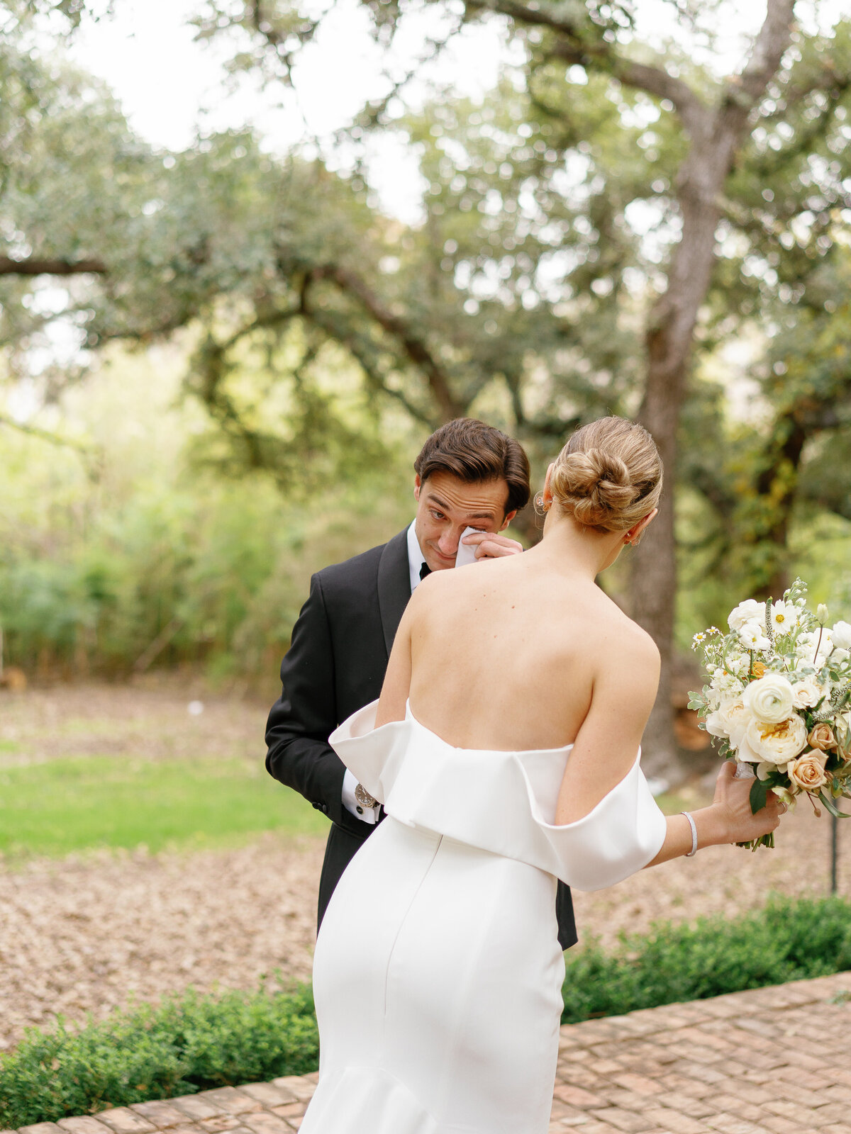 24_Austin_Wedding_Photographer_Mattie's_Green_Pastures