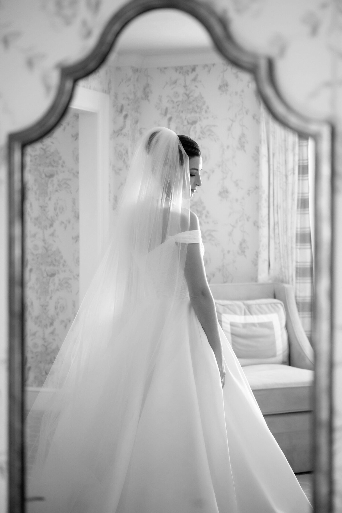 bride in reflection of mirror at pittsburgh golf club wedding 