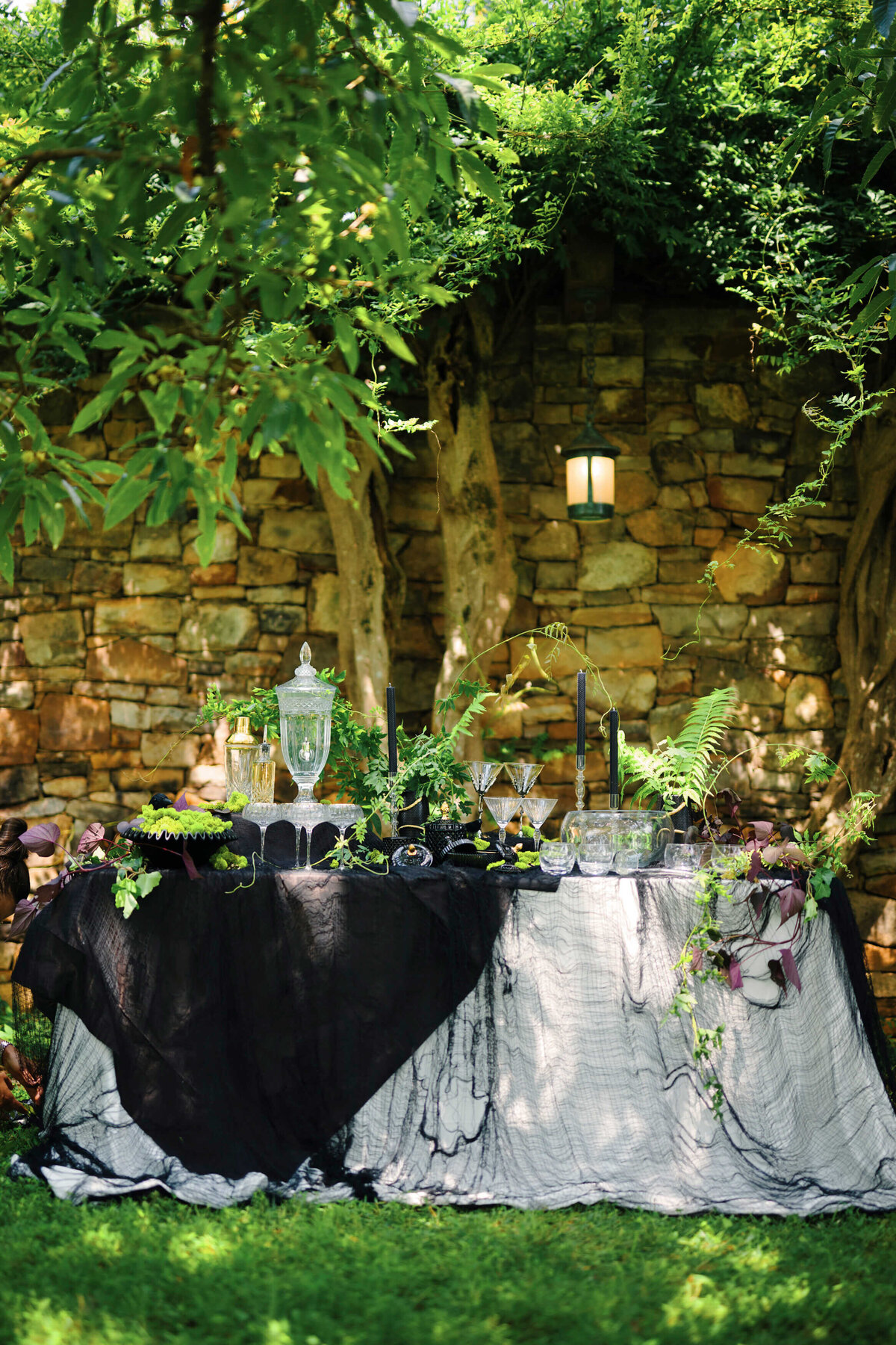 ghost-host-eli-turner-chancellors-rock-virginia-fall-decor-ideas1