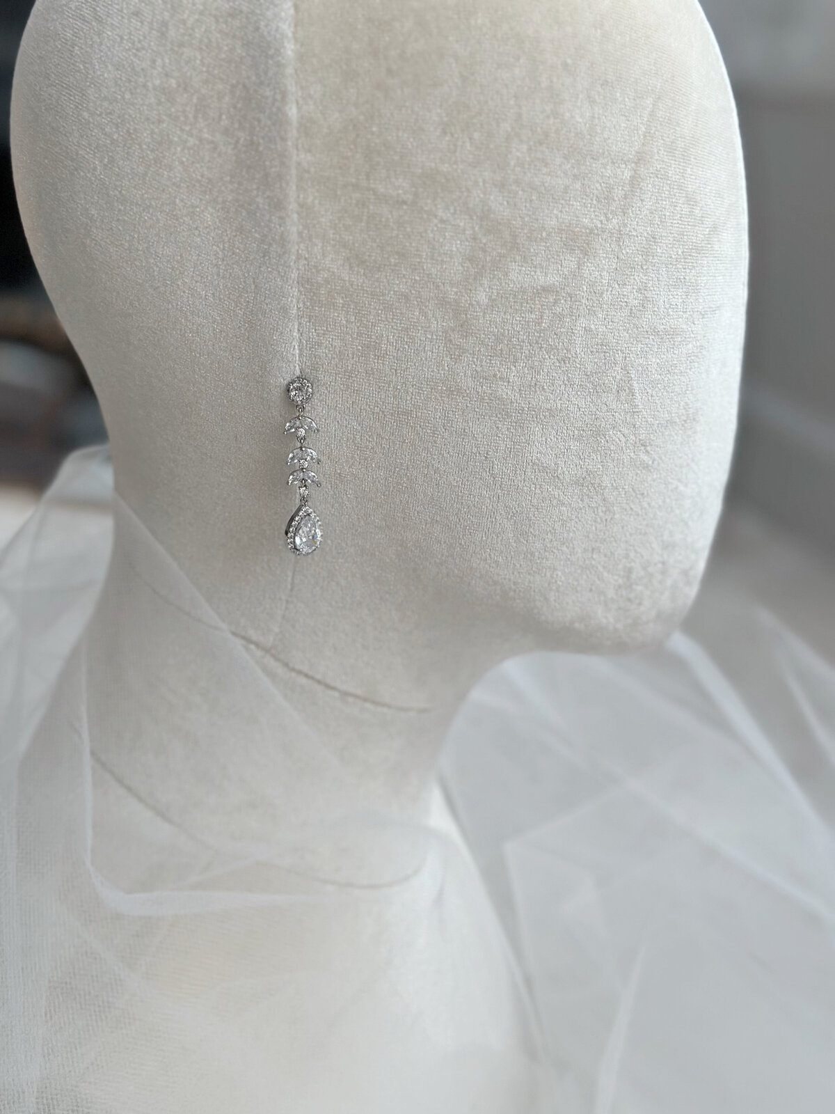 Ivory-toned bridal jewelry crafted with mixed crystal beads and pearls
