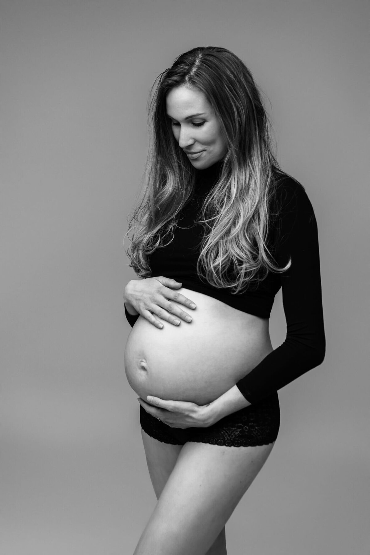 modern bump picture in black and white , of pregnant mom