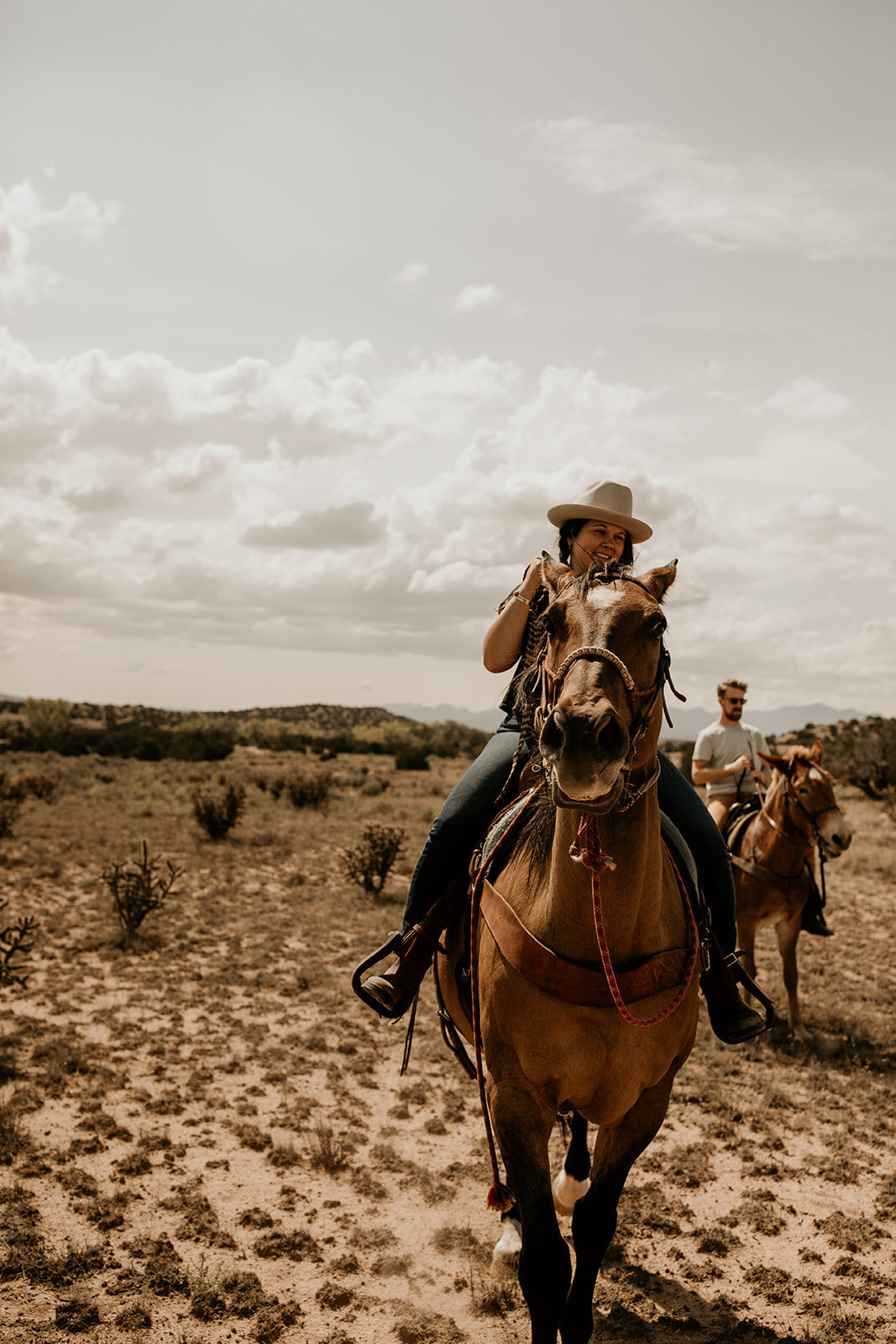 santa-fe-new-mexico-horseback-riding-engagement-photos (16)