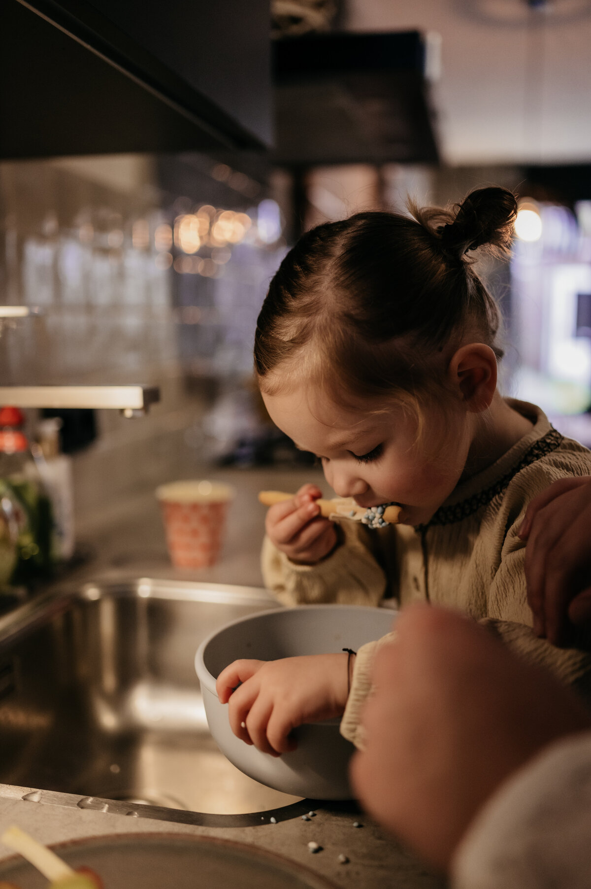 lifestyle_kraamfotografie_brabant_puur_en_liefdevol_flesje_maken