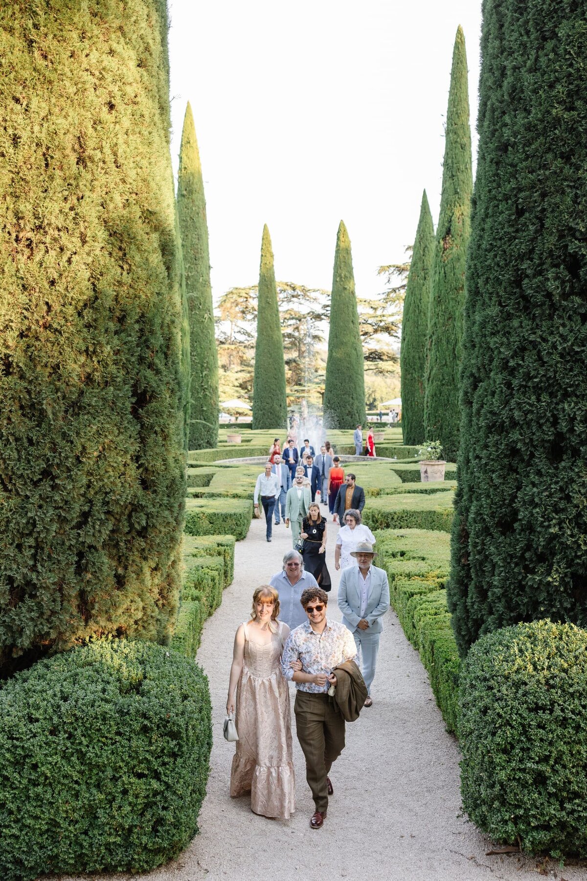 Wedding-guests-French-chateau-gardens