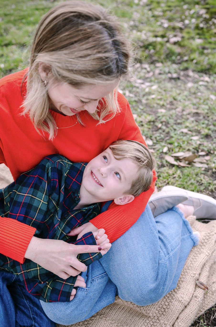 Family Christmas mini session in Houston with Mari Boscardin Photography — outdoor holiday photos under the tree, fun and relaxed session for easy-going families