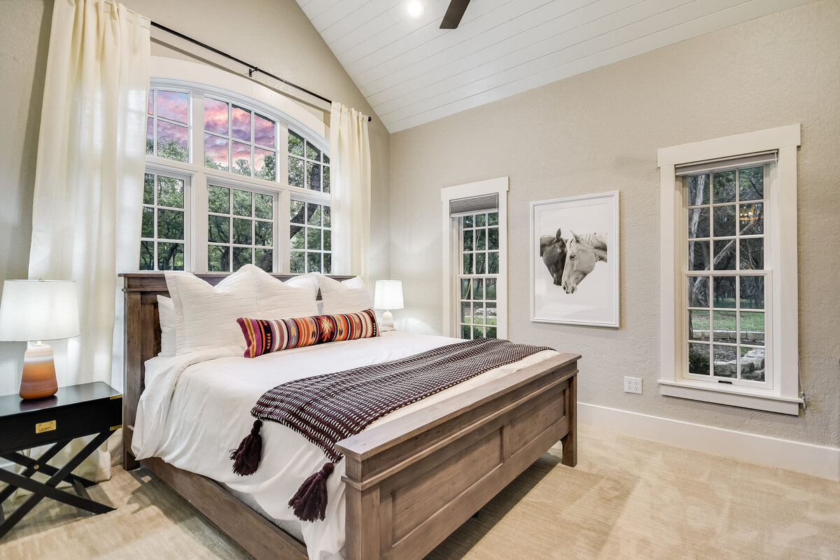 Bedroom with double bed, side lamps and ceiling fan