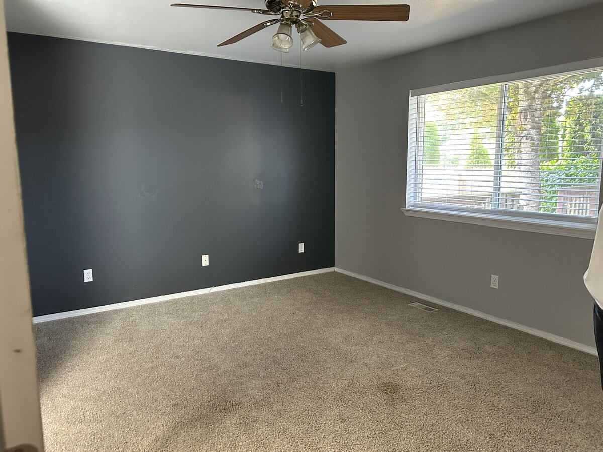 vacant-staging-north-king-county-primary-bedroom-before-modernmollusk