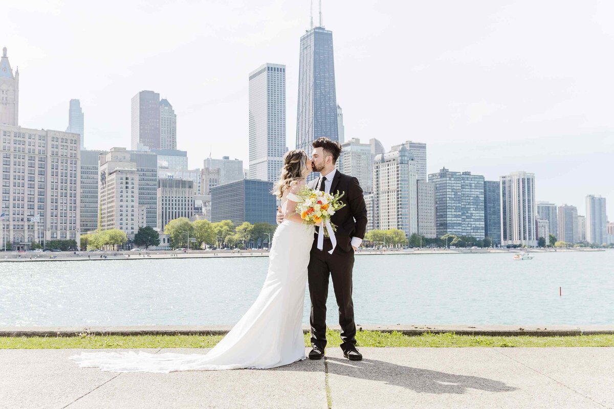 30-bride-groom-Chicago-skyline