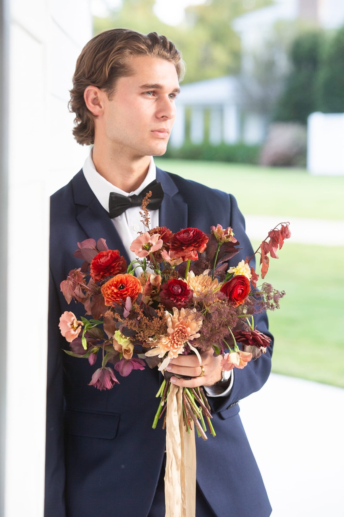 groom-navy-suit-rust-bouquet