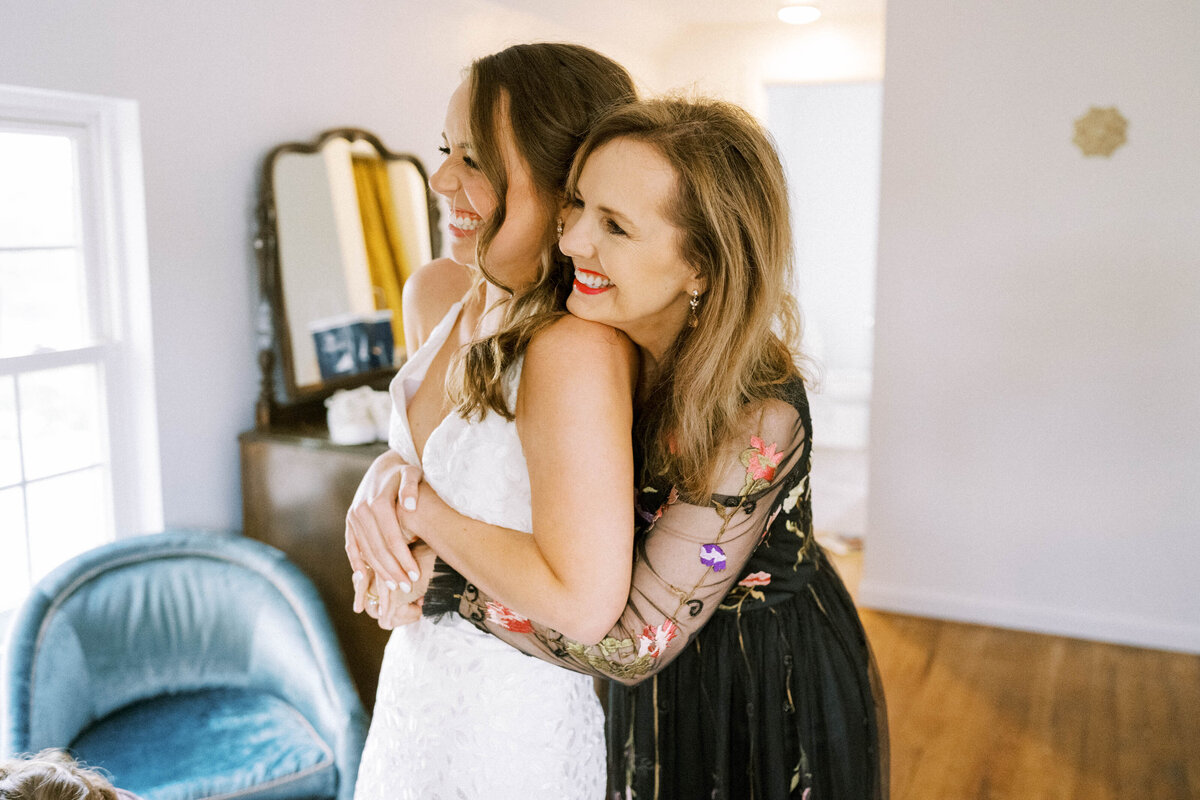 mom-embraces-bride-from-behind-with-excitement