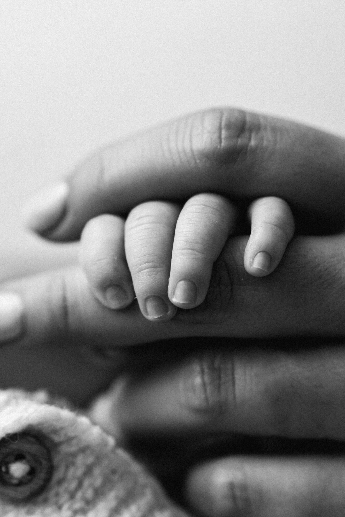 newborn baby holding mums hands in west sussex newborn photoshoot