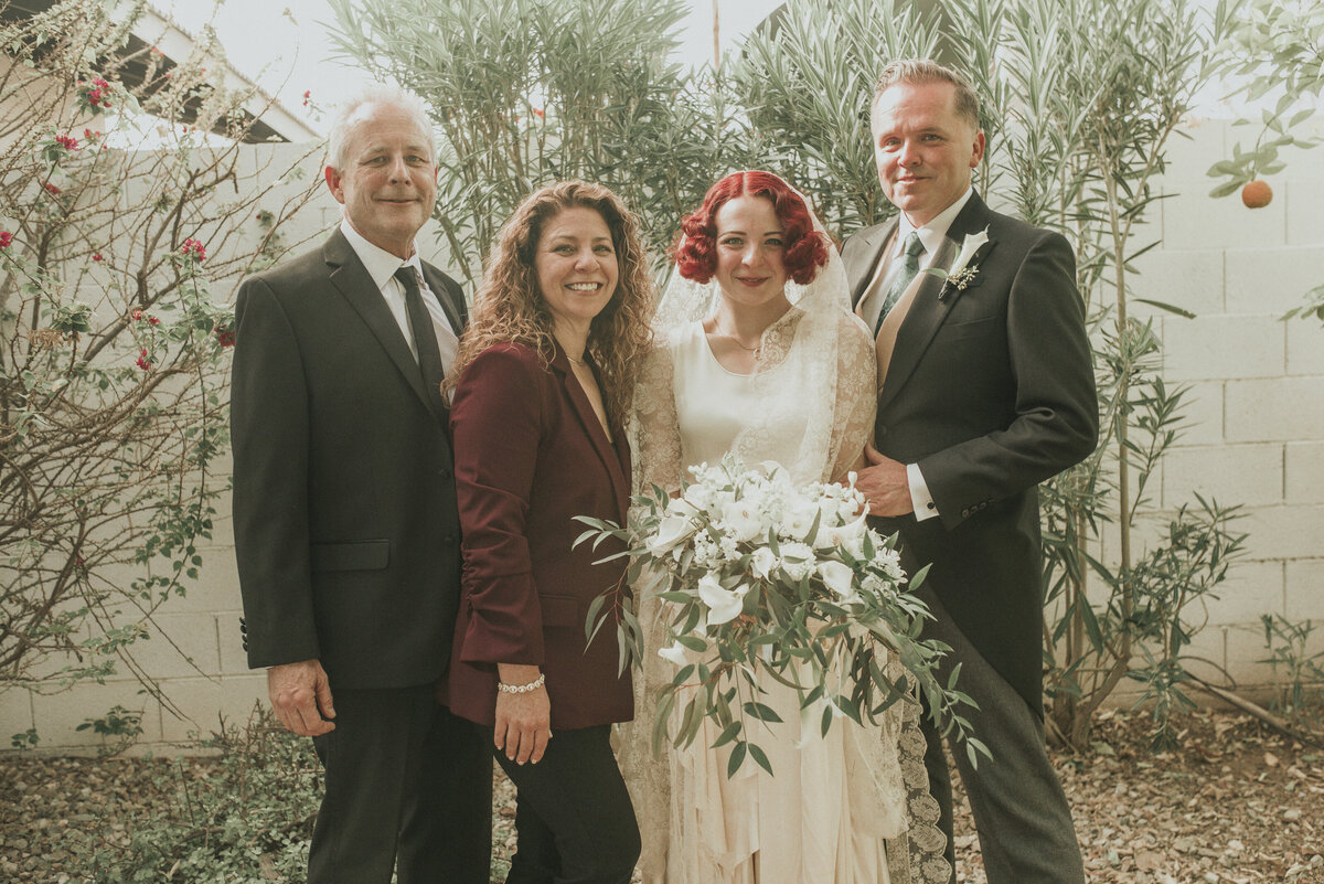 family-portraits-Arizona-Wedding-Photographer-Iowa_wedding_photographer-Bakyard-wedding-vintage-bride-Alaynna-Ann_Schwartz-Playlife-21