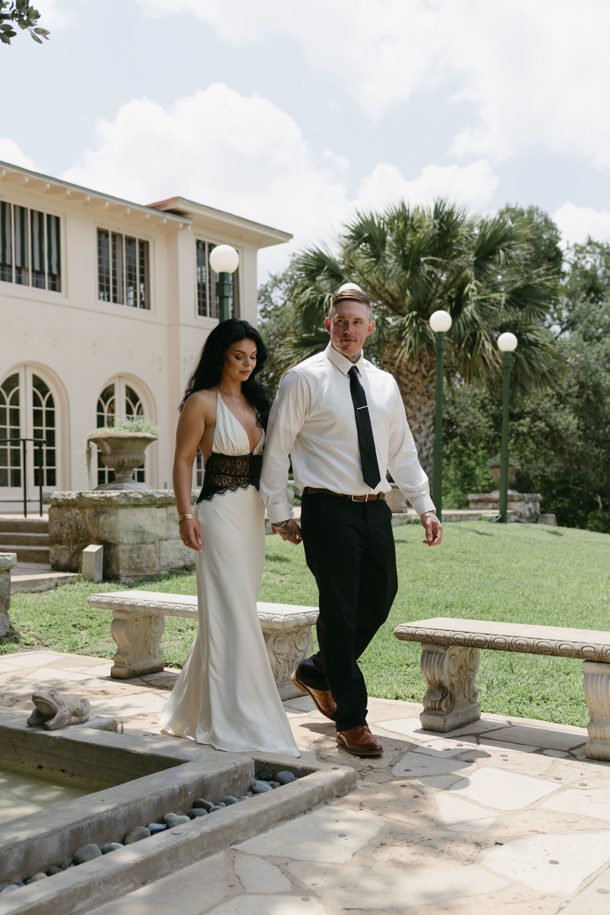 Couple at Laguna Gloria for their pre-wedding photoshoot