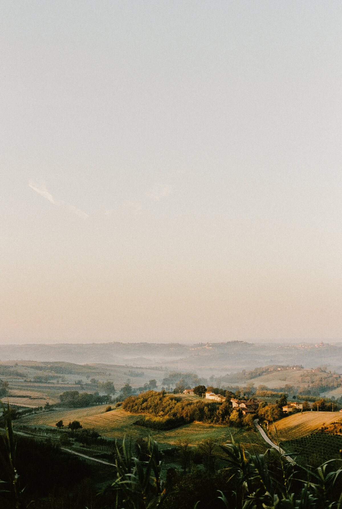 Analoges Foto der Hügel im Piemont Italien zum Sonnenaufgang