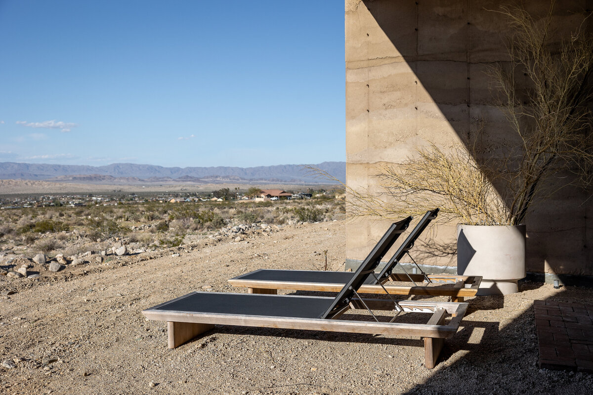 8_SUITES_tortoise patio_chaise lounges