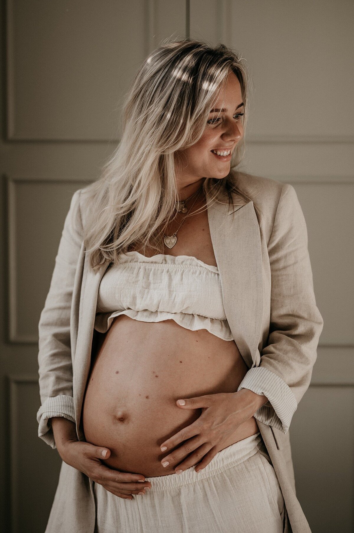 26-LouiseBoonstoppelFotografie_zwangerschapshoot_elegant_blote_buik