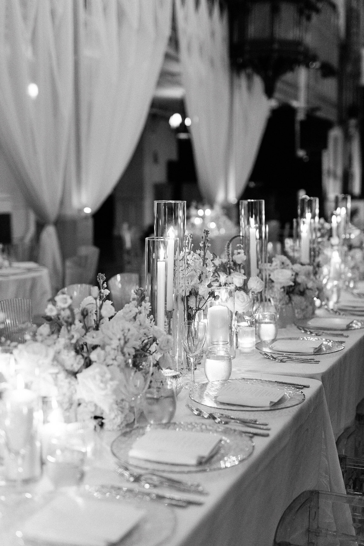 Décoration grandiose et élégante d'une salle de Réception de mariage à Montréal. 