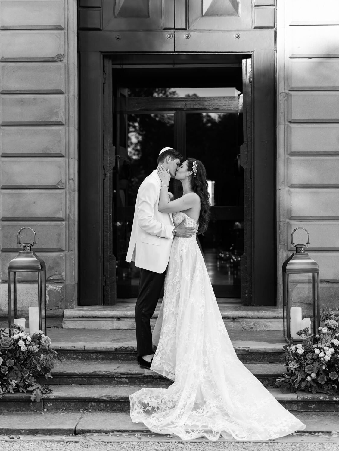 120-Bride-and-Groom-by-Villa-Grand-Staircase