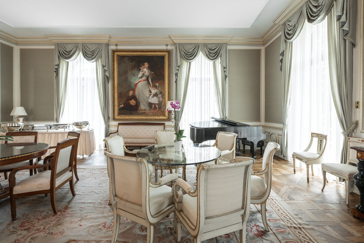 the cocktail hour room at jasna polana