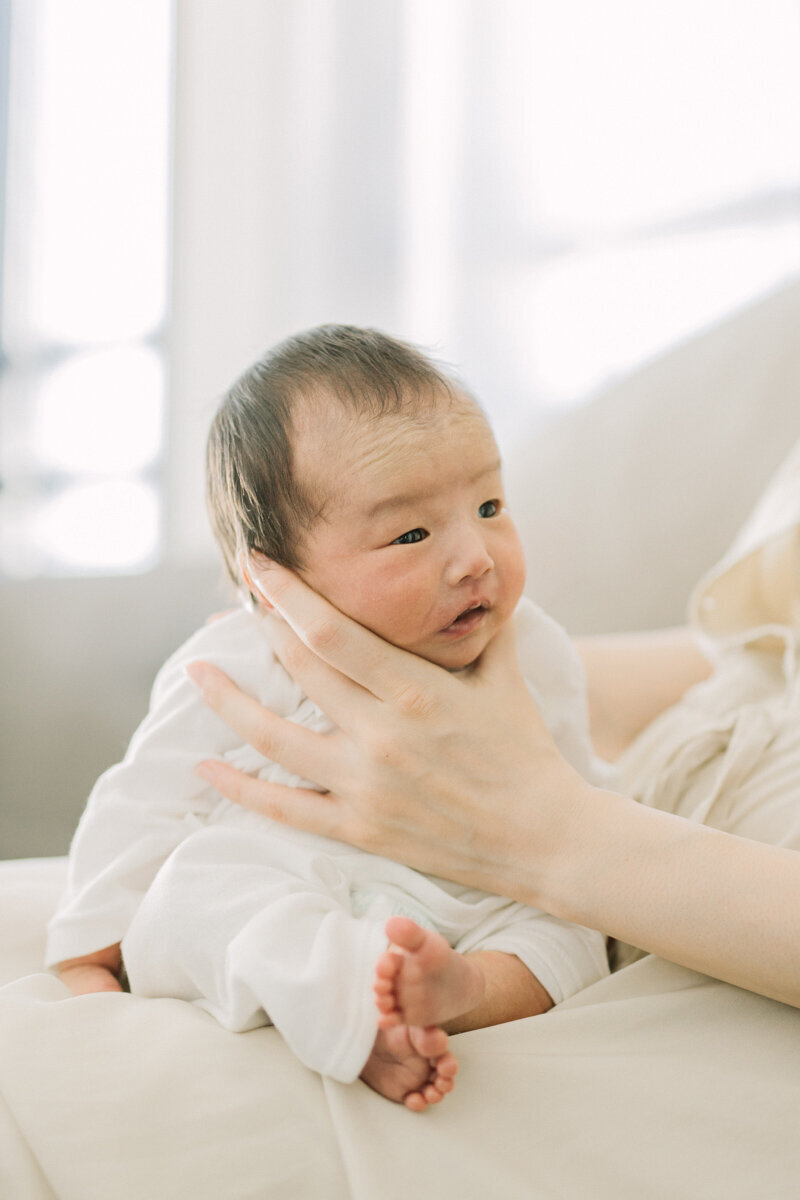 新生児の赤ちゃんがげっぷをしている可愛らしいニューボーンフォト