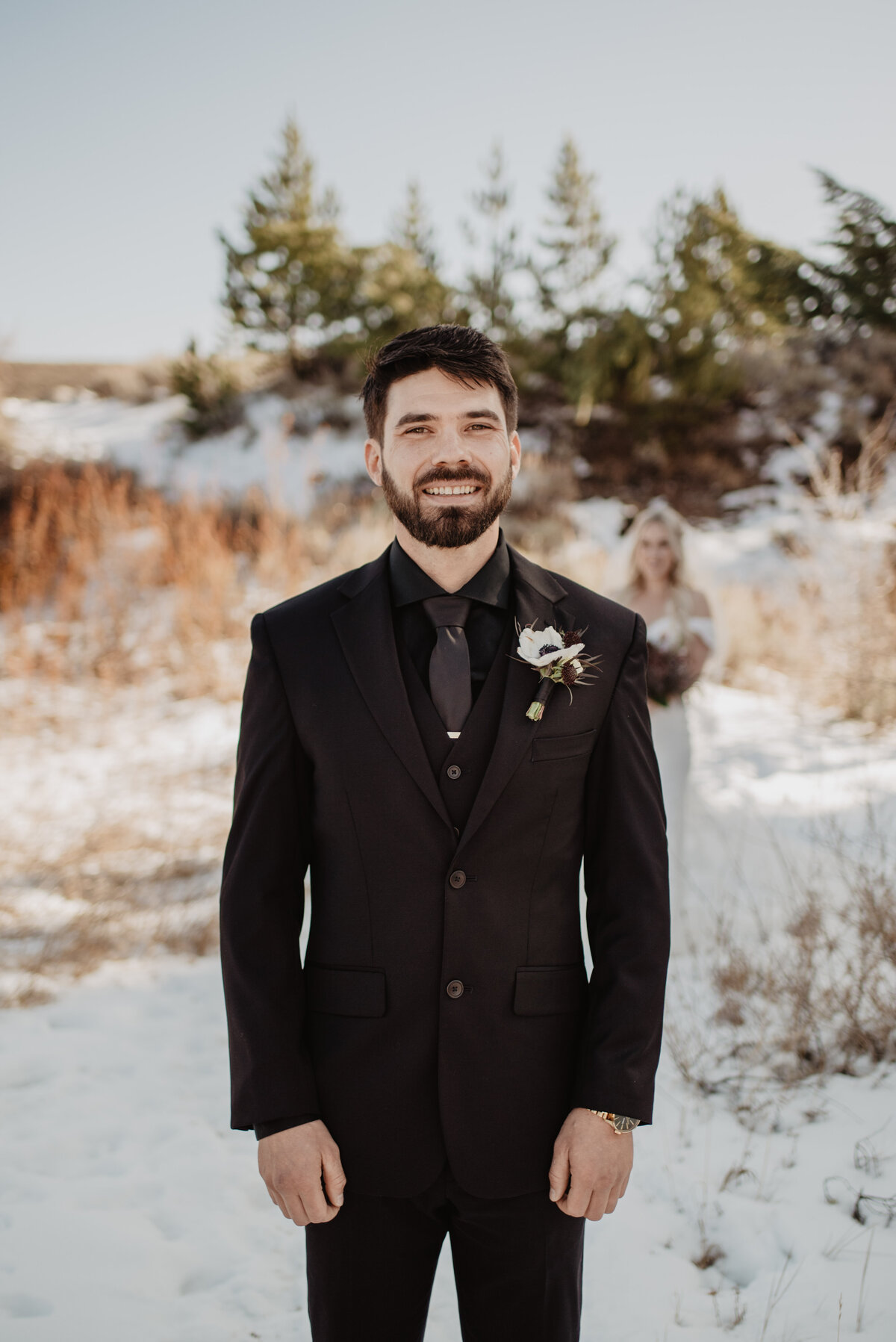 Jackson Hole photographers capture groom waiting for bride before first look