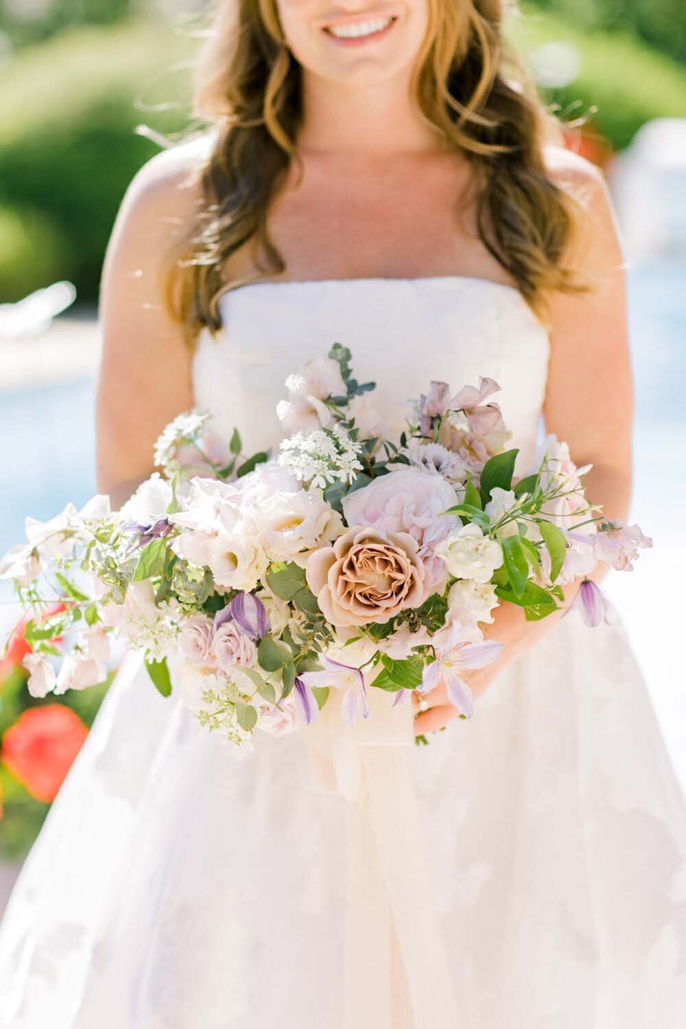 Alexandra & John romantic blush and lavender wedding by the Annecy Lake - Veronique Lorre floral designer - The Komans photography3