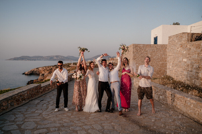Destination wedding sur l’île de Paros en Grèce, avec un couple et leurs témoins célébrant leur mariage dans une atmosphère lumineuse et méditerranéenne.