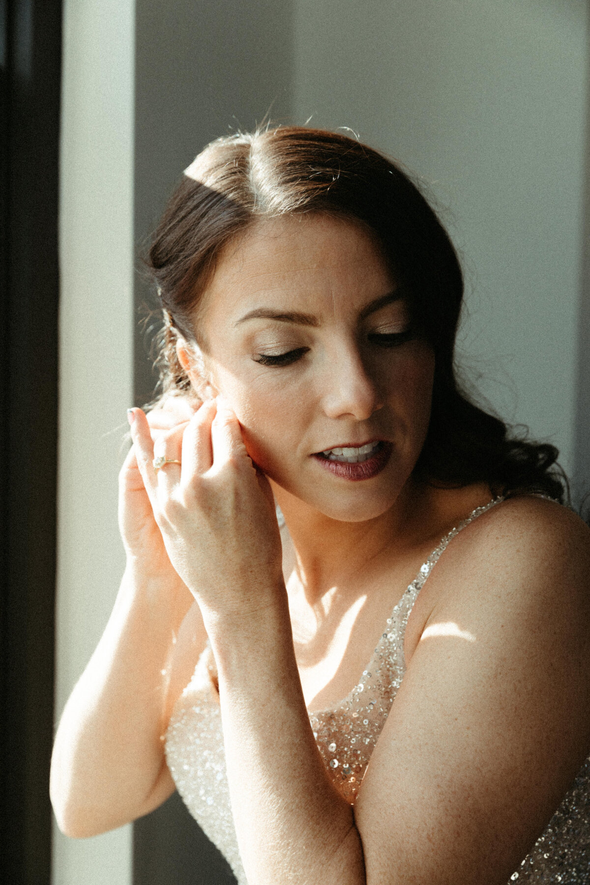 Bride puts on jewelery