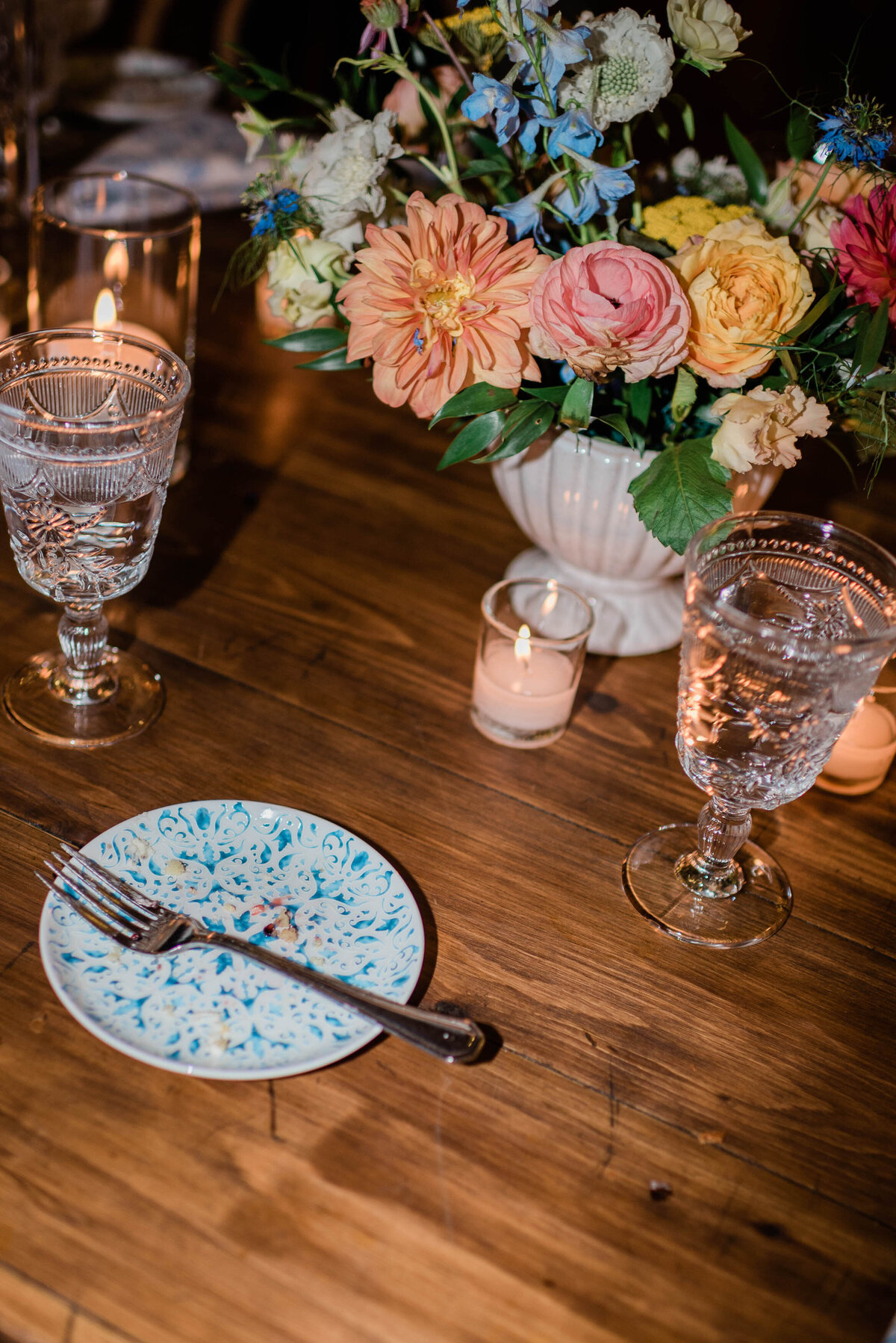 Empty plate on reception table
