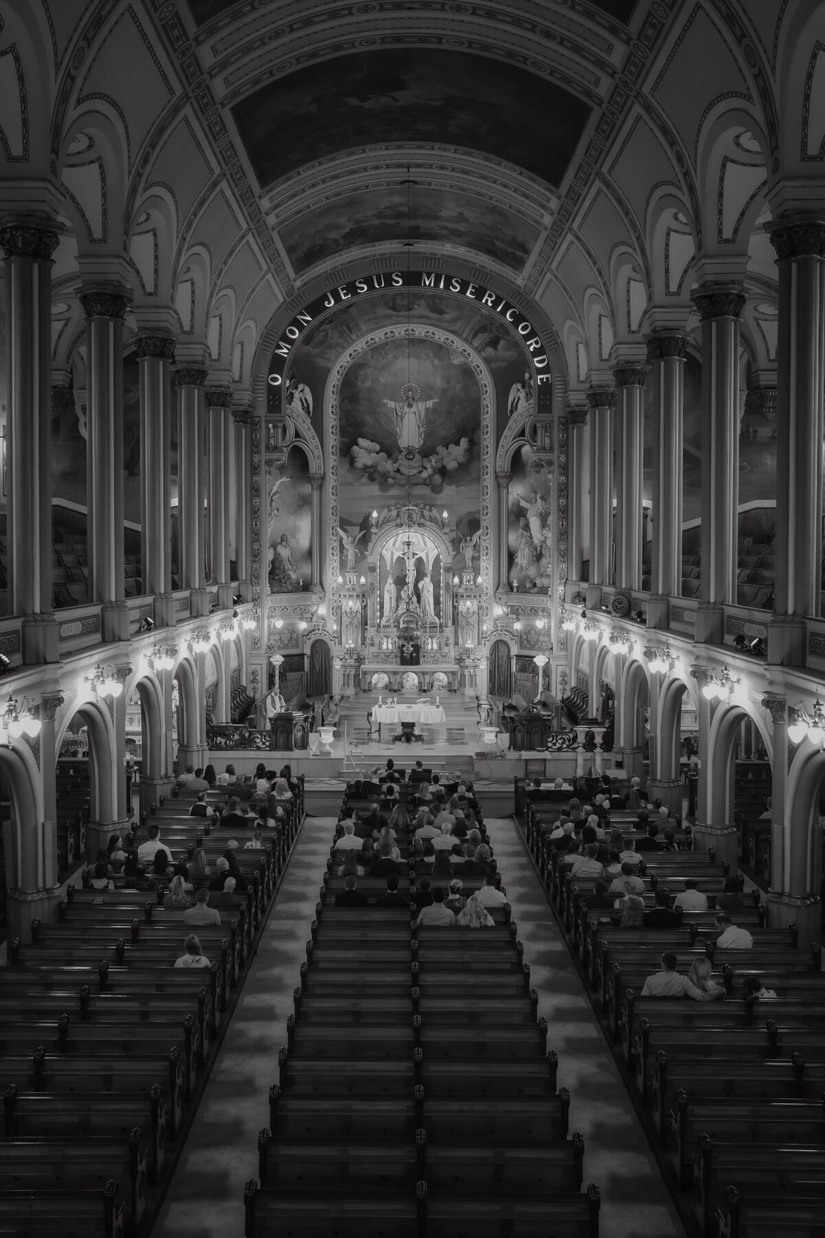 Mariage à l'église Saint-Sauveur, Québec, capturant la beauté et la solennité de cette cérémonie religieuse.