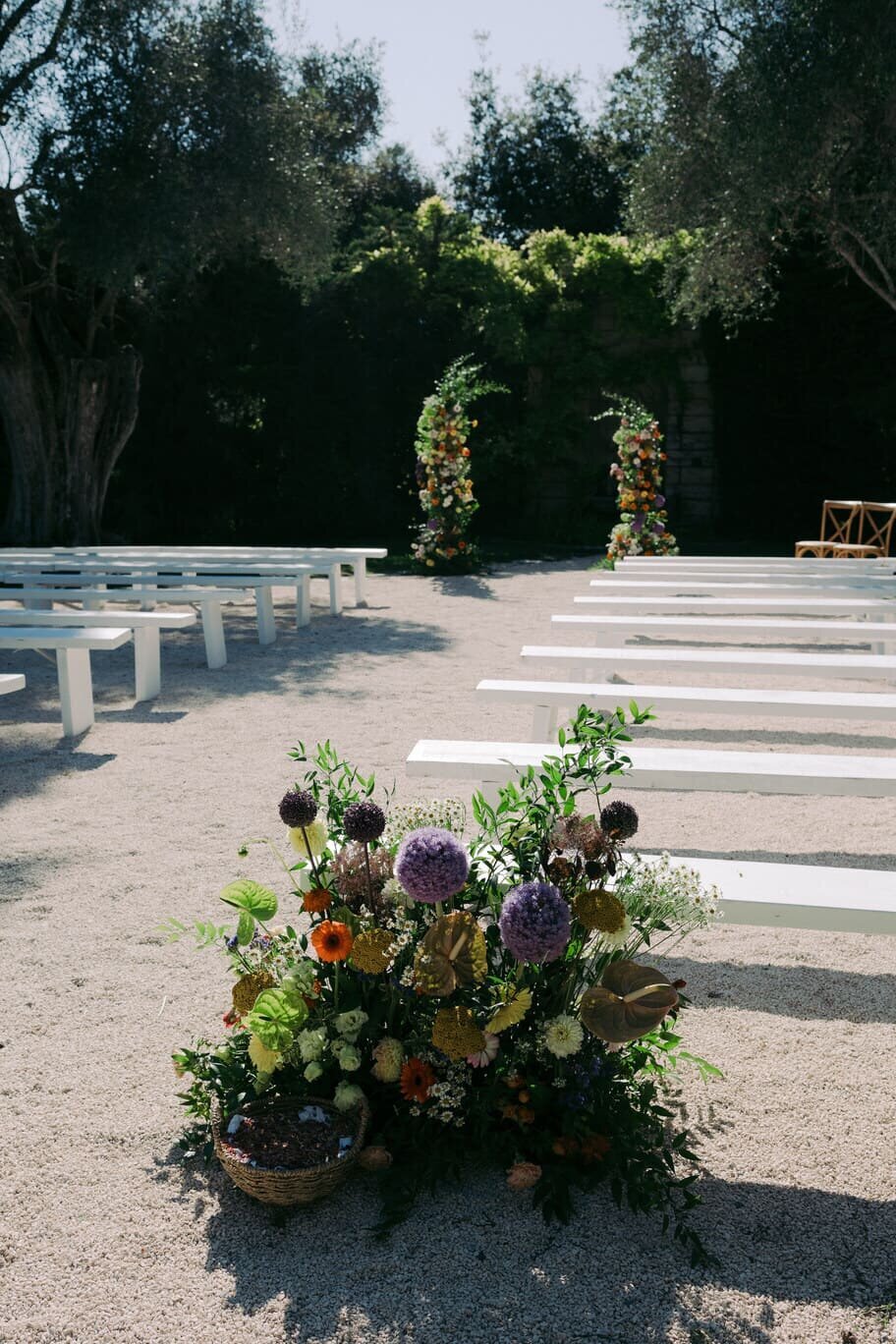 design-floral-colore-pour-ceremonie-exterieure