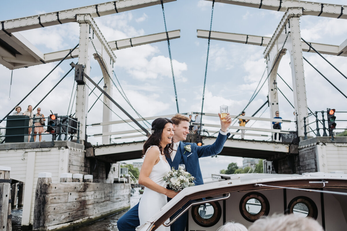 Bruiloft Amsterdam: ontspannen en spontane trouwfoto's