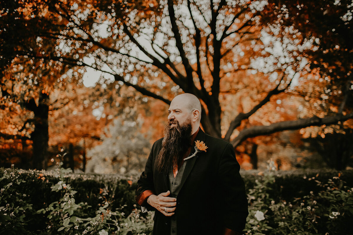 fall-groom-portrait-des-moines-art-center-rose-garden-storyteller-collective-photo-co