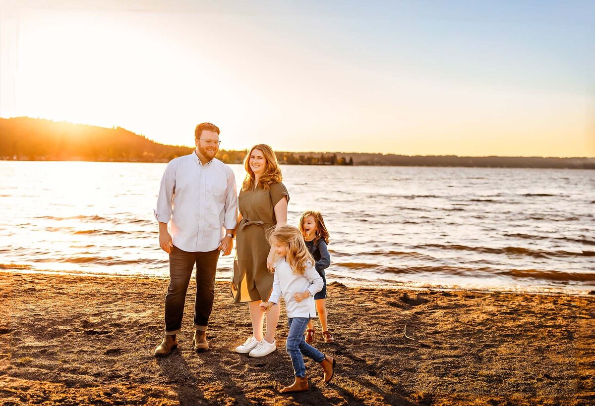 Discover the golden hours of Seattle with Everest Portraits, capturing your family's joyful moments on the serene beaches of the Pacific Northwest. Perfect for those who treasure natural light and candid expressions.