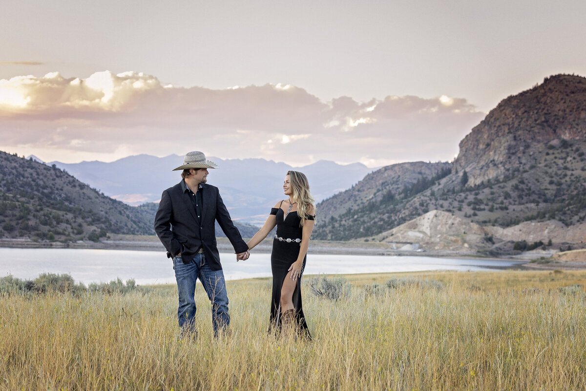 Shanna-Mae-Photography-Montana-Photographer-Engagement-Couples-Classy-Western-Mountains-Sunset-Ennis-Bozeman-013