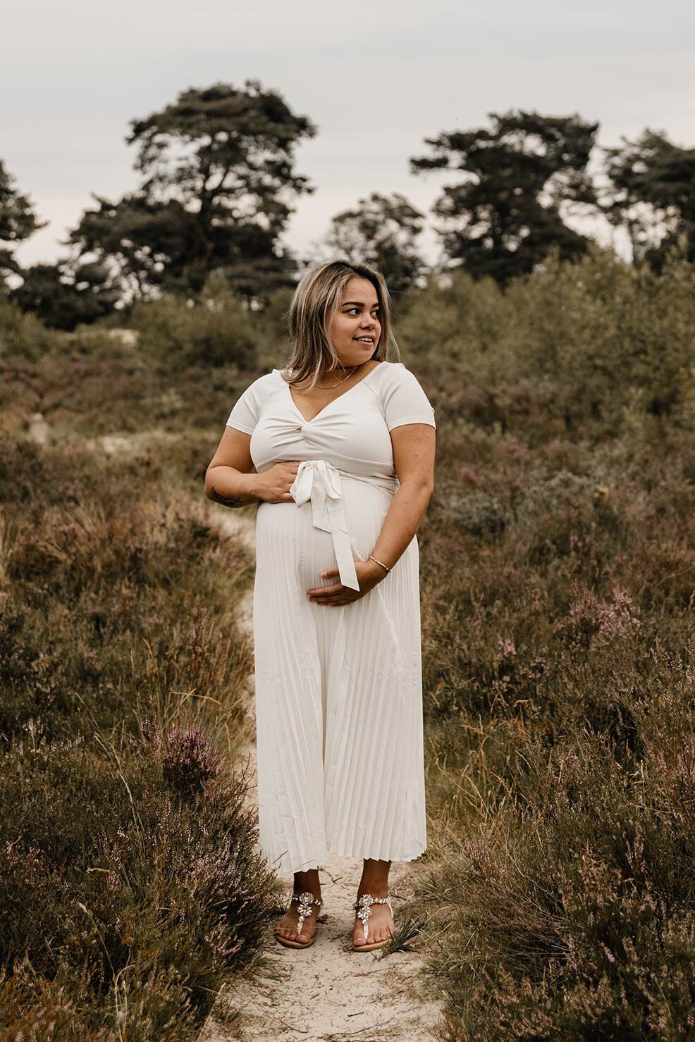 Een professionele fotoshoot om de zwangerschap te vereeuwigen in Friesland