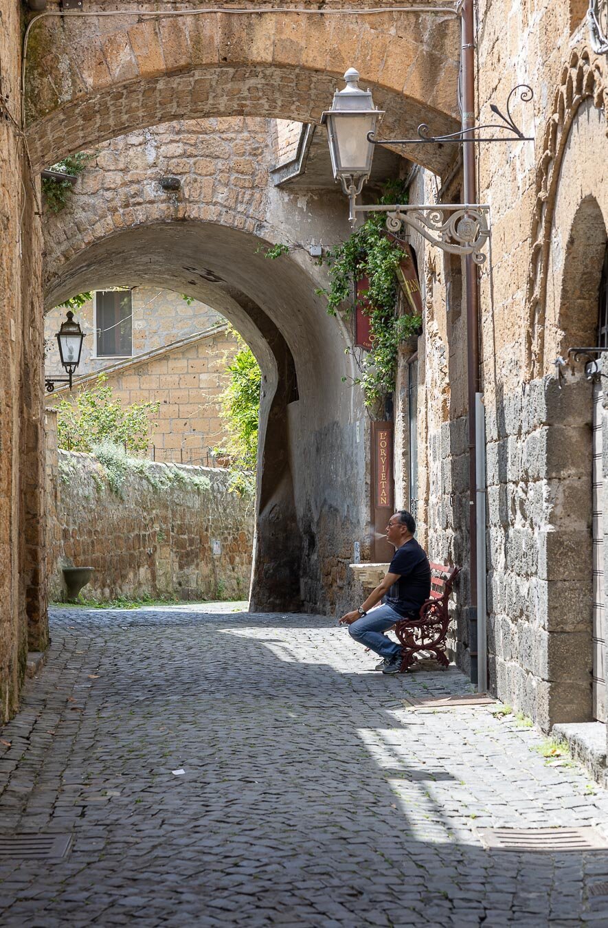 italy-orvieto-man-sitting-smoking-9850