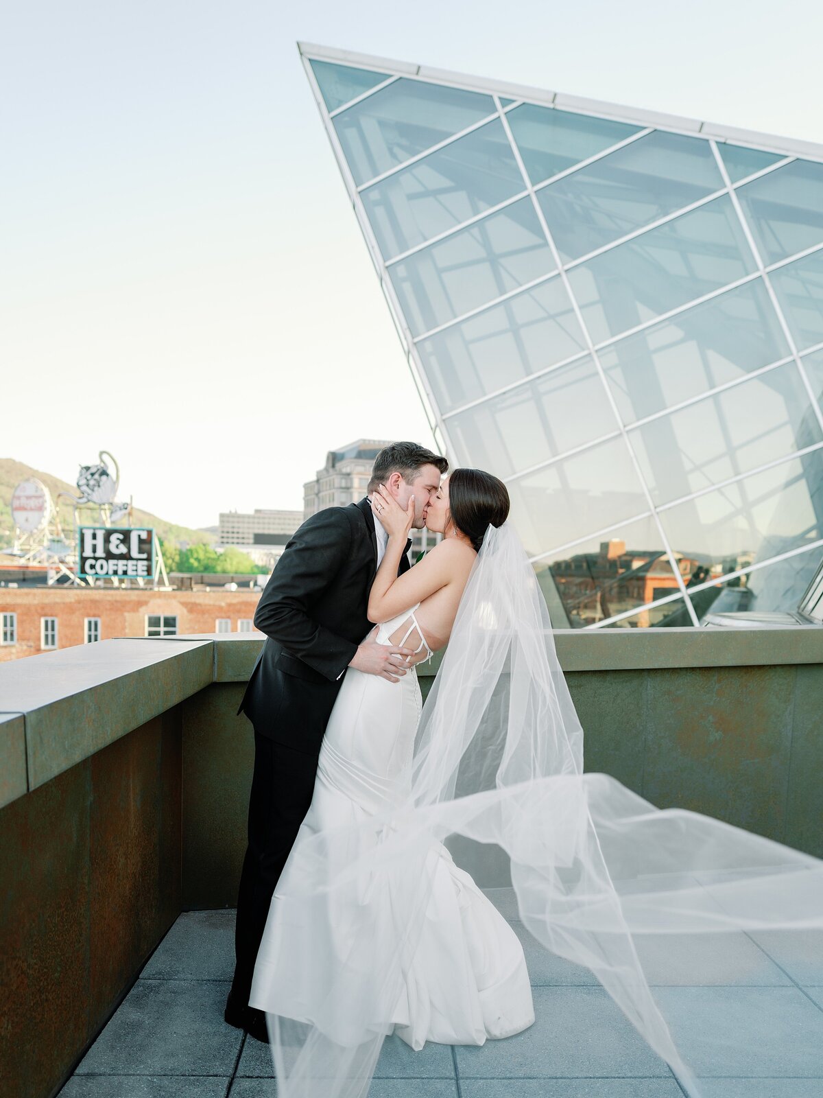 taubman-museum-of-art-wedding-photographer-oliver-and-co-roanoke-wedding_0155