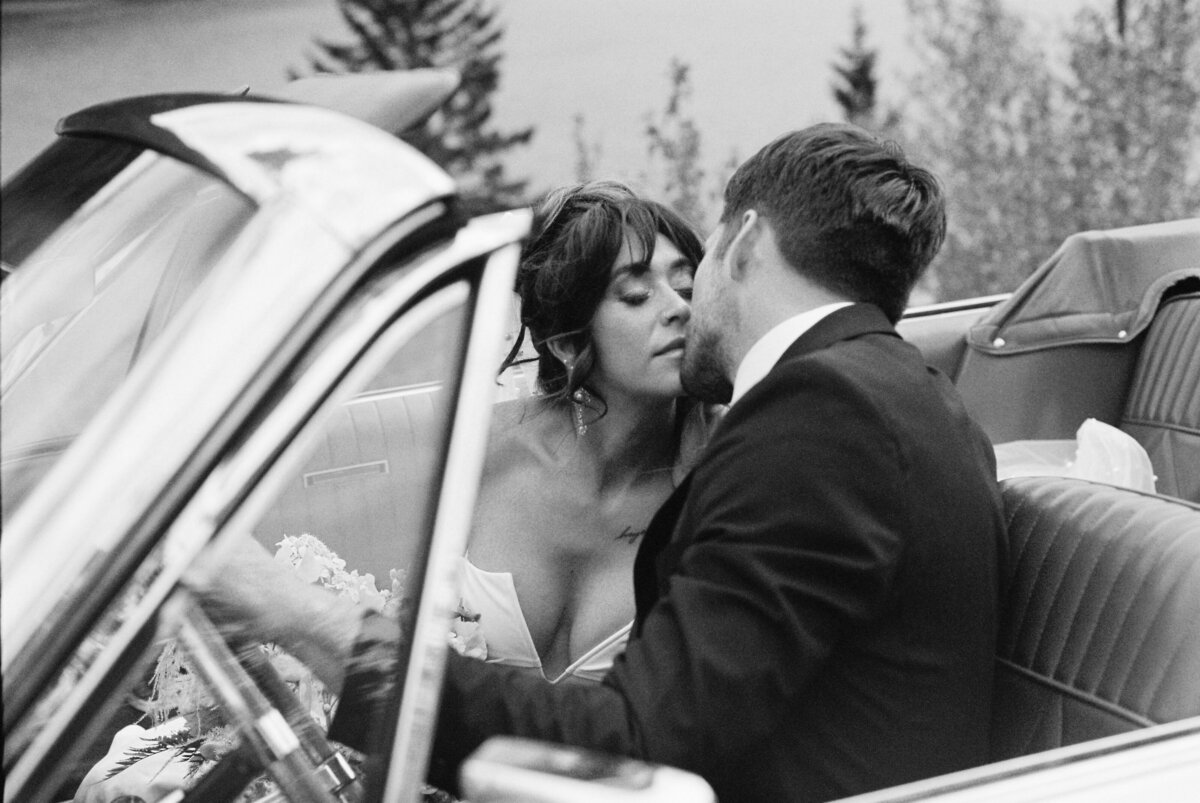 Photos by Canadian wedding and elopement photographer Sarah Rolles Photography