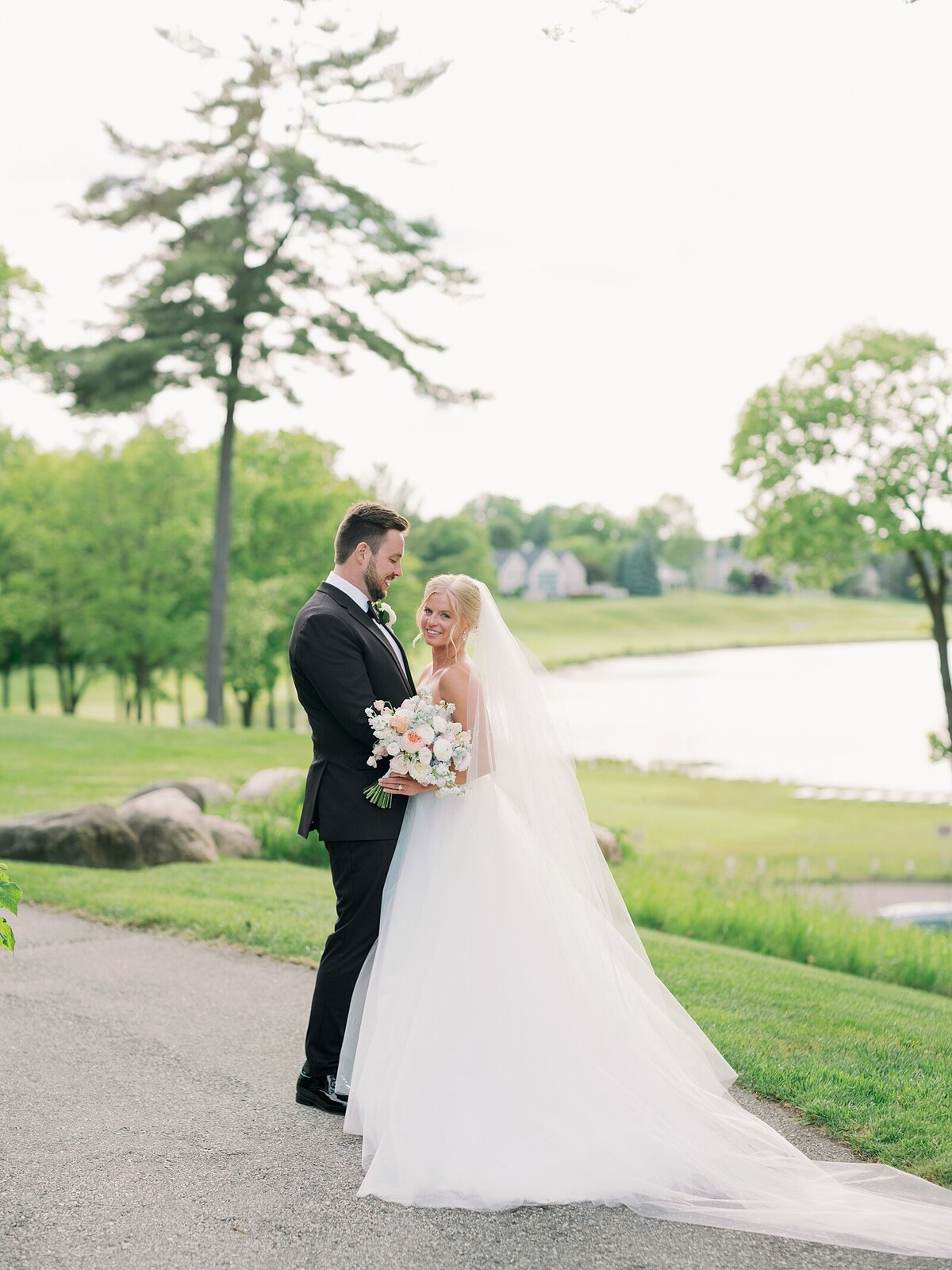 Oak-pointe-country-club-wedding_1298