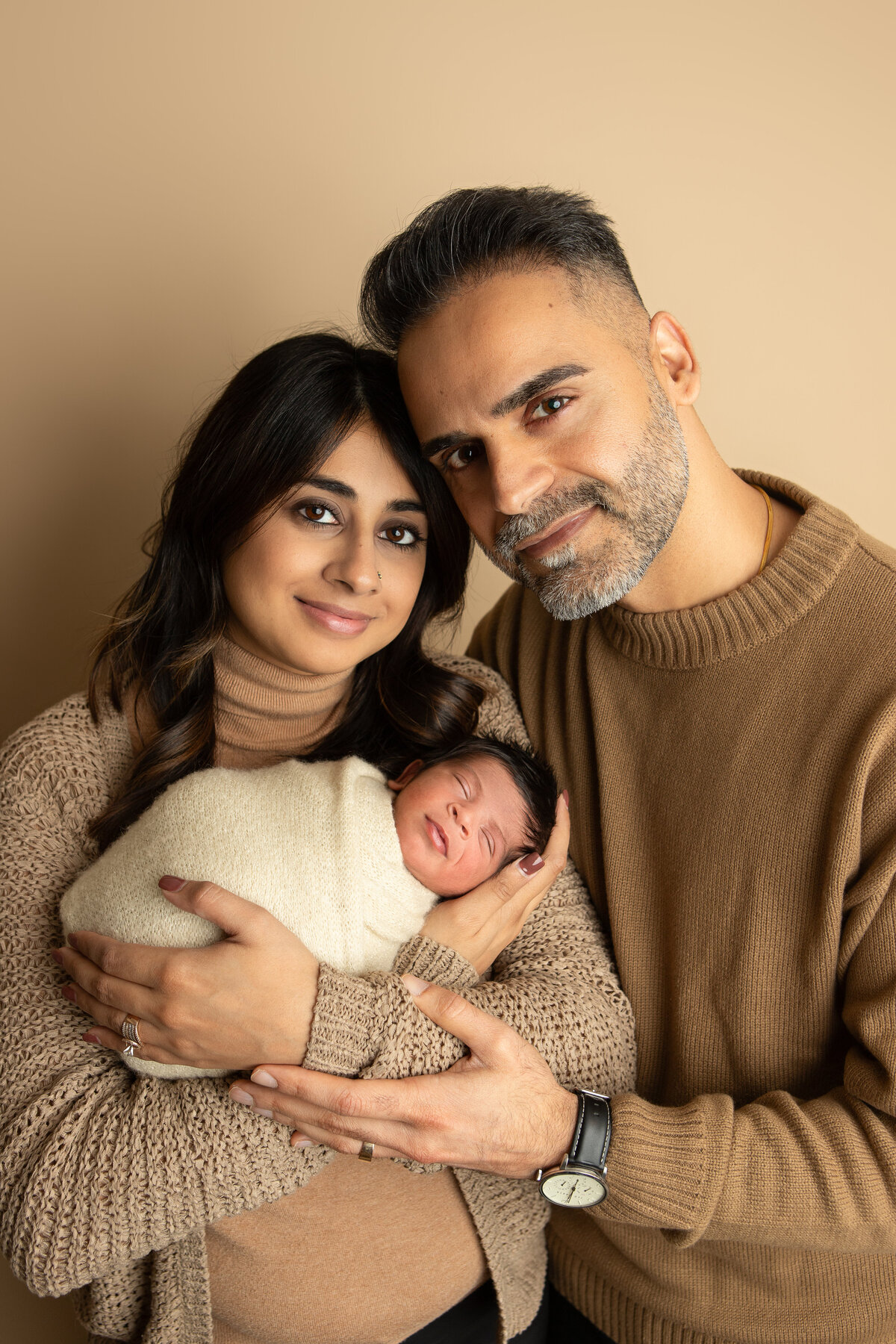 Edmonton newborn photography parent pose with pecan backdrop