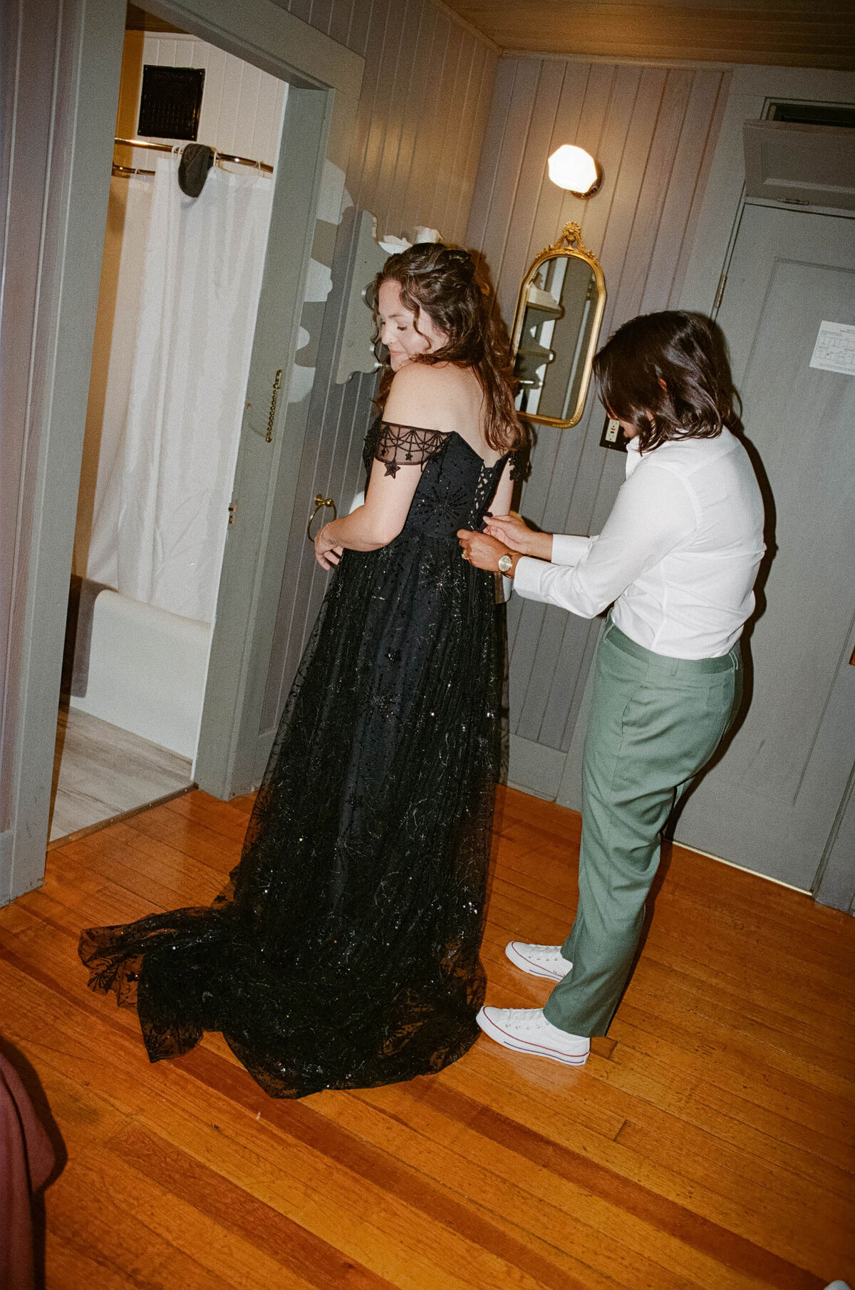 GettingReady_Brenda&JanieElopementPhotos_OregonWeddingPhotographer_KuroCreativeHouse-38