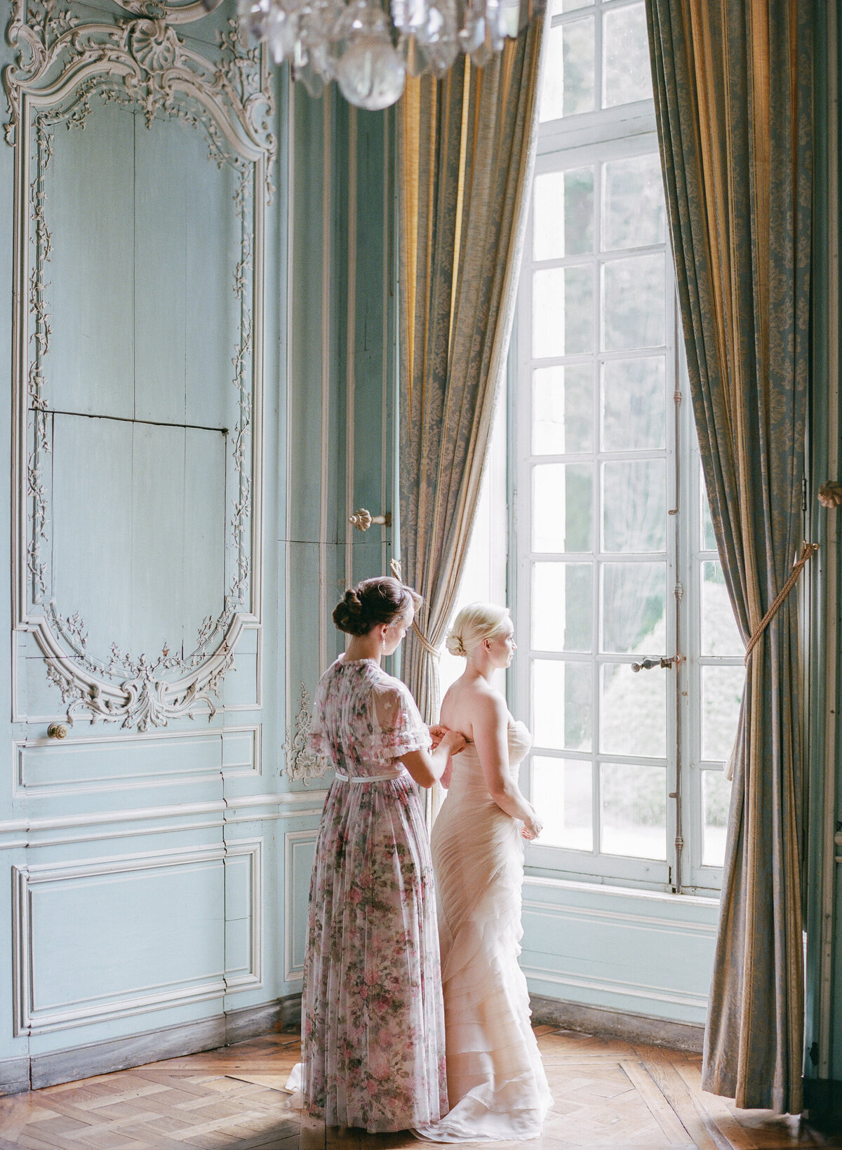 Jennifer Fox Weddings English speaking wedding planning & design agency in France crafting refined and bespoke weddings and celebrations Provence, Paris and destination Laurel-Chris-Chateau-de-Champlatreaux-Molly-Carr-Photography-35