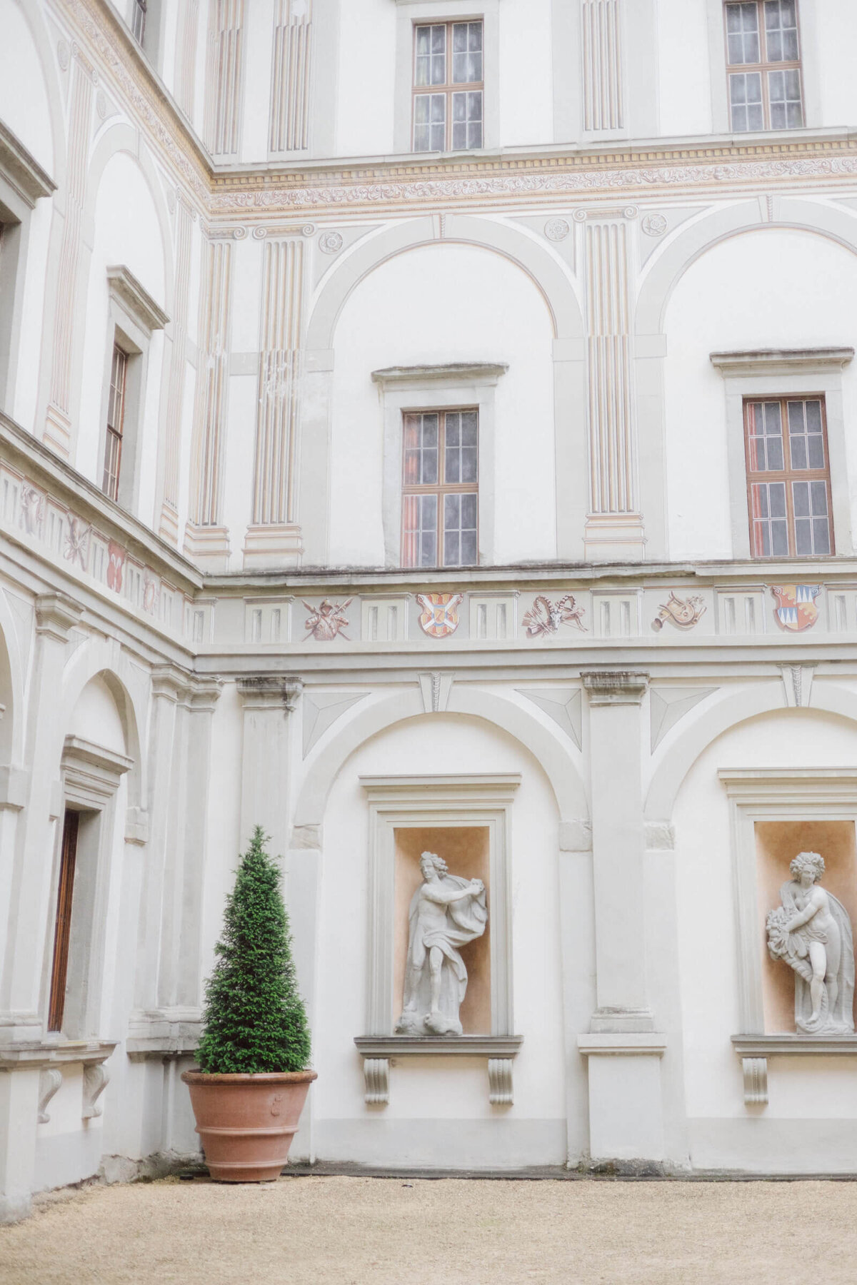 Innenhof des Palasts Hohenems – stilvolle Hochzeitslocation mit barocker Architektur.
