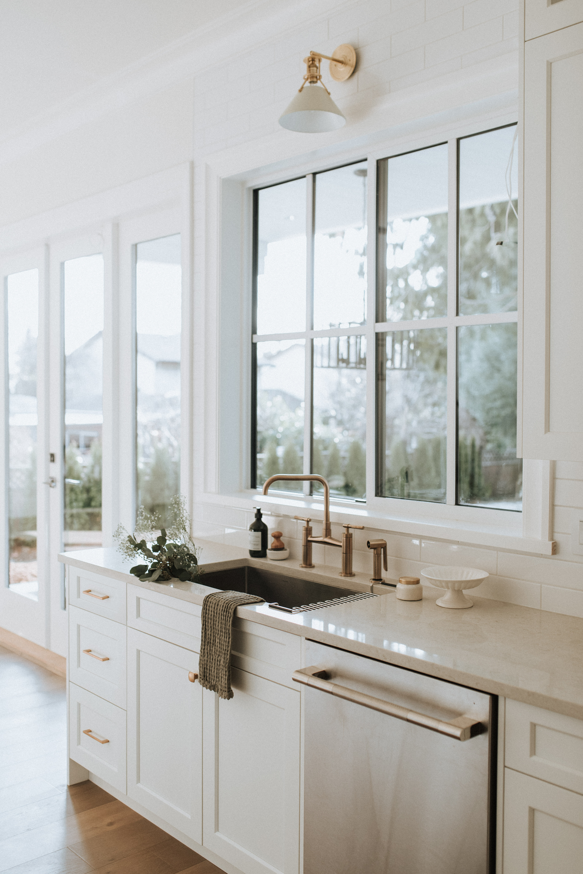 interior-design-bright-white-kitchen-gold-1