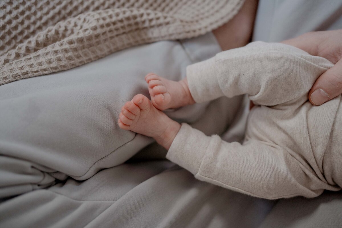 Newbornshoot door Leukfotografie in Amsterdam, Zaandam, Landsmeer, Oostzaan en Purmerend – zachte, liefdevolle babyfoto’s-126