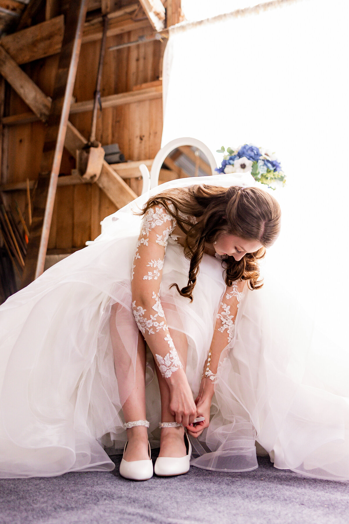Bride puts on her shoes.