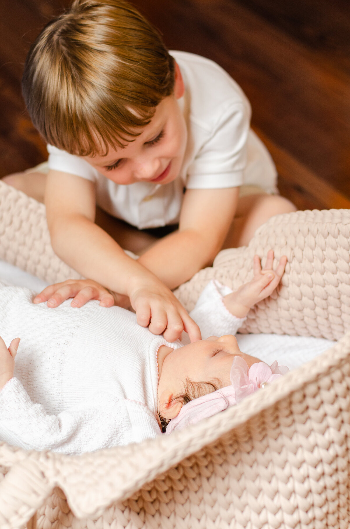 sibling-newborn-pose